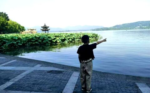 题小孙儿早起晨练