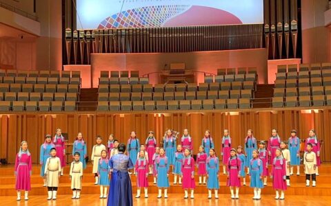 欣喜大孙女两次赴京参加文艺演出並迎本历年