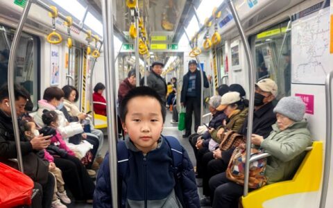 看二孙子背书包赴学堂偶成