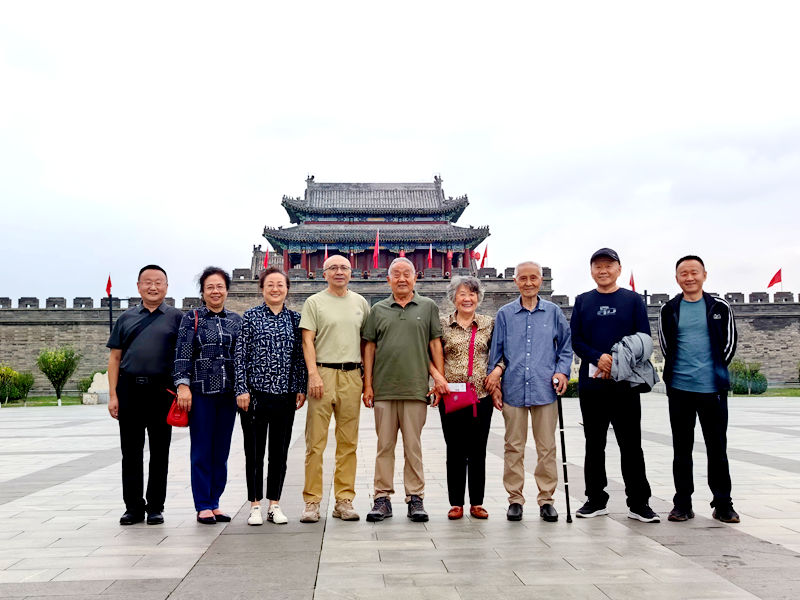 蛇年八月迎中秋家人朋友聚会有感