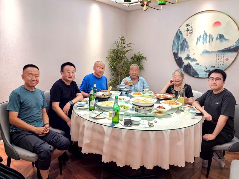 马年六月中伏与儿孙家人们相聚纪事